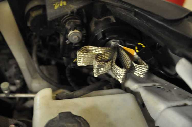 Снятие защитной крышки фары