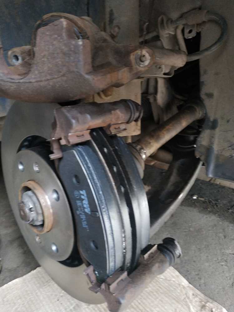 Проверка уровня жидкости для торможения и его значение